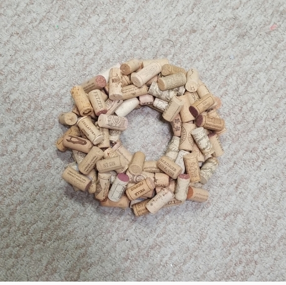 Hand Crafted Basic Layered Wine Corks Wreath Small - Picture 6 of 9